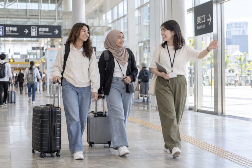 日本での生活を始める外国人と受入れ担当者